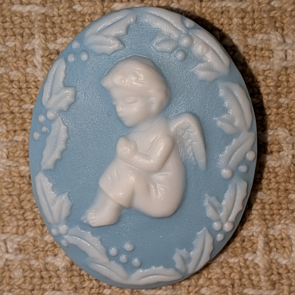 🌿 Vintage Blue and White Angel Cameo Brooch
